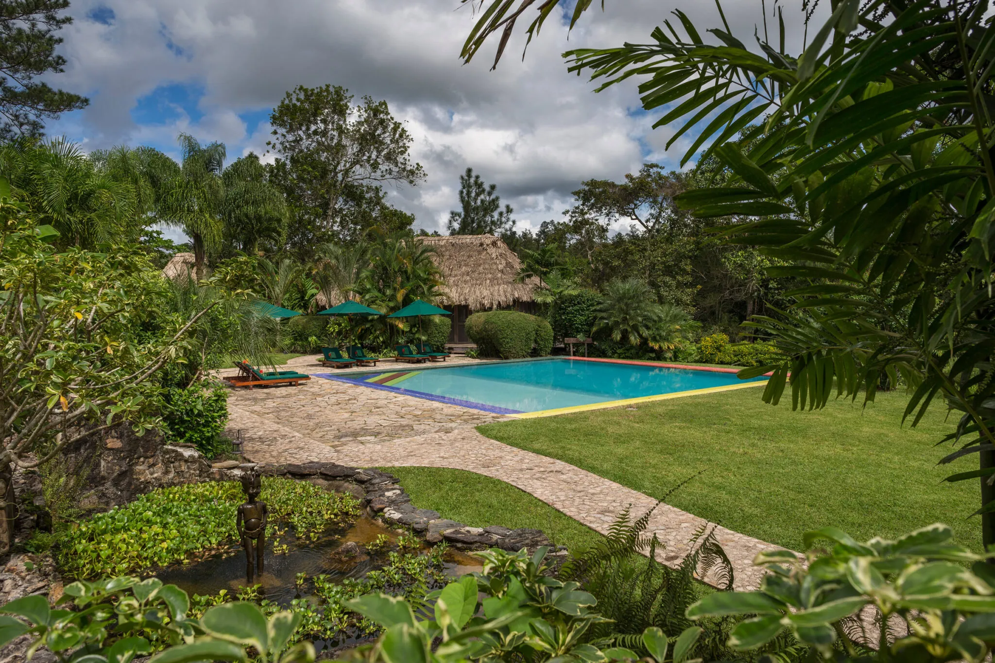 Rondreis Belize, San Ignacio, Blancaneaux Lodge, zwembad met uitzicht