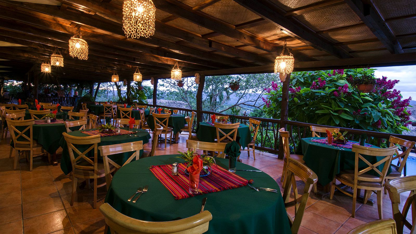 Rondreis Belize, San Ignacio, Cahal Pech, restaurant met uitzicht