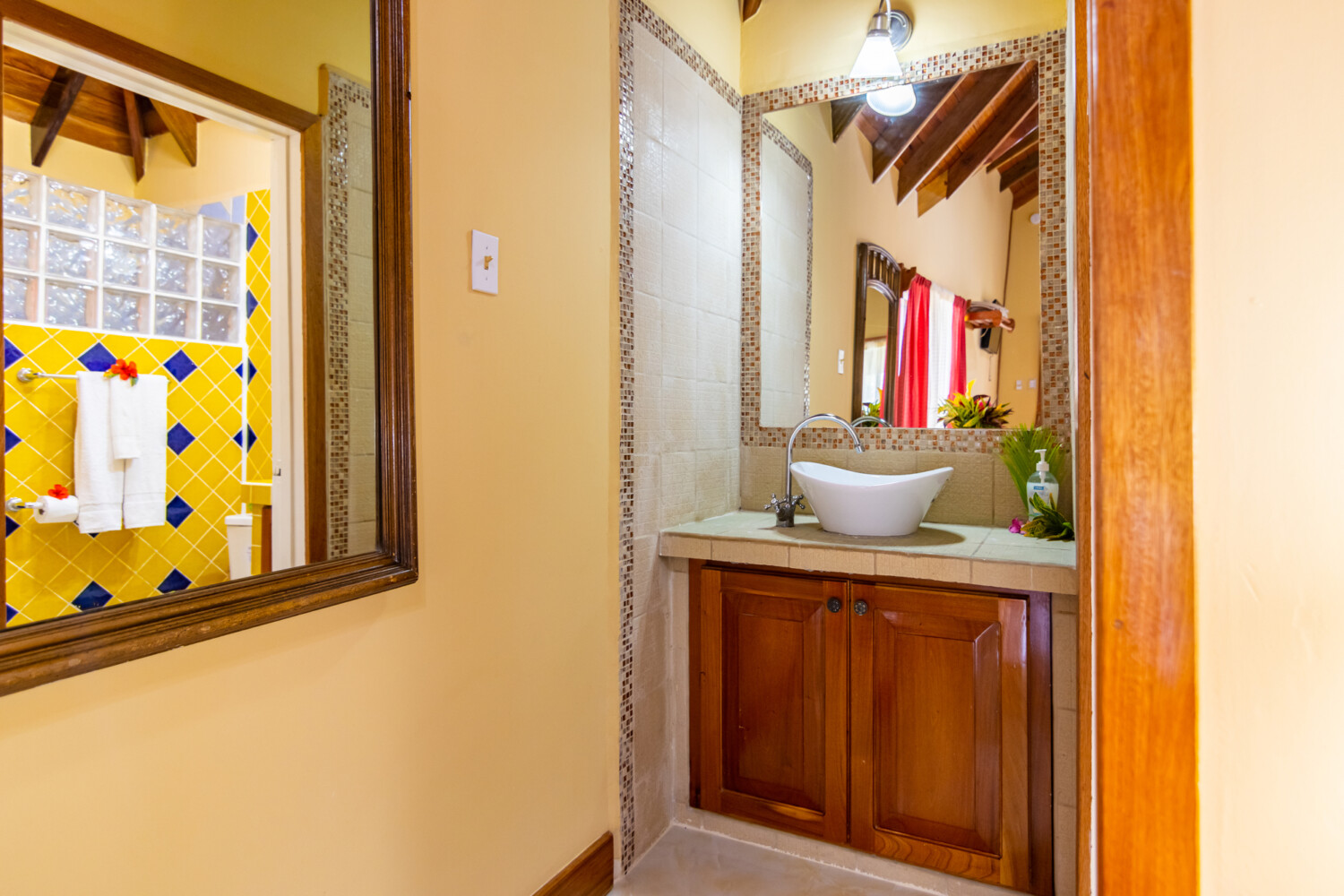 Rondreis Belize, San Ignacio, Cahal Pech, standard cabana badkamer