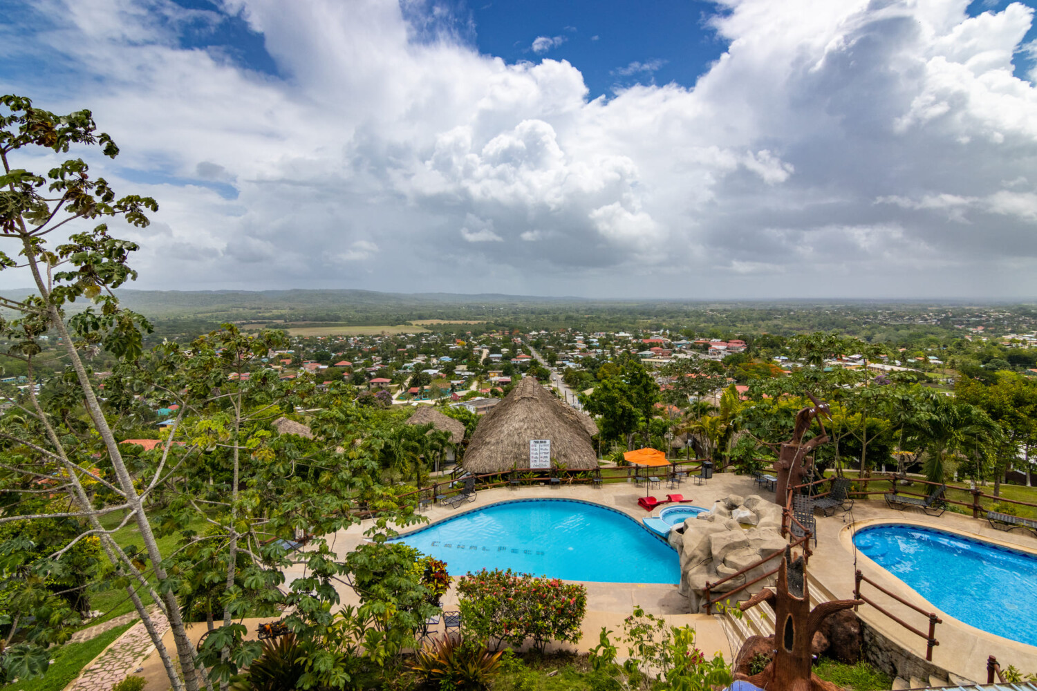Rondreis Belize, San Ignacio, Cahal Pech, zwembad met uitzicht