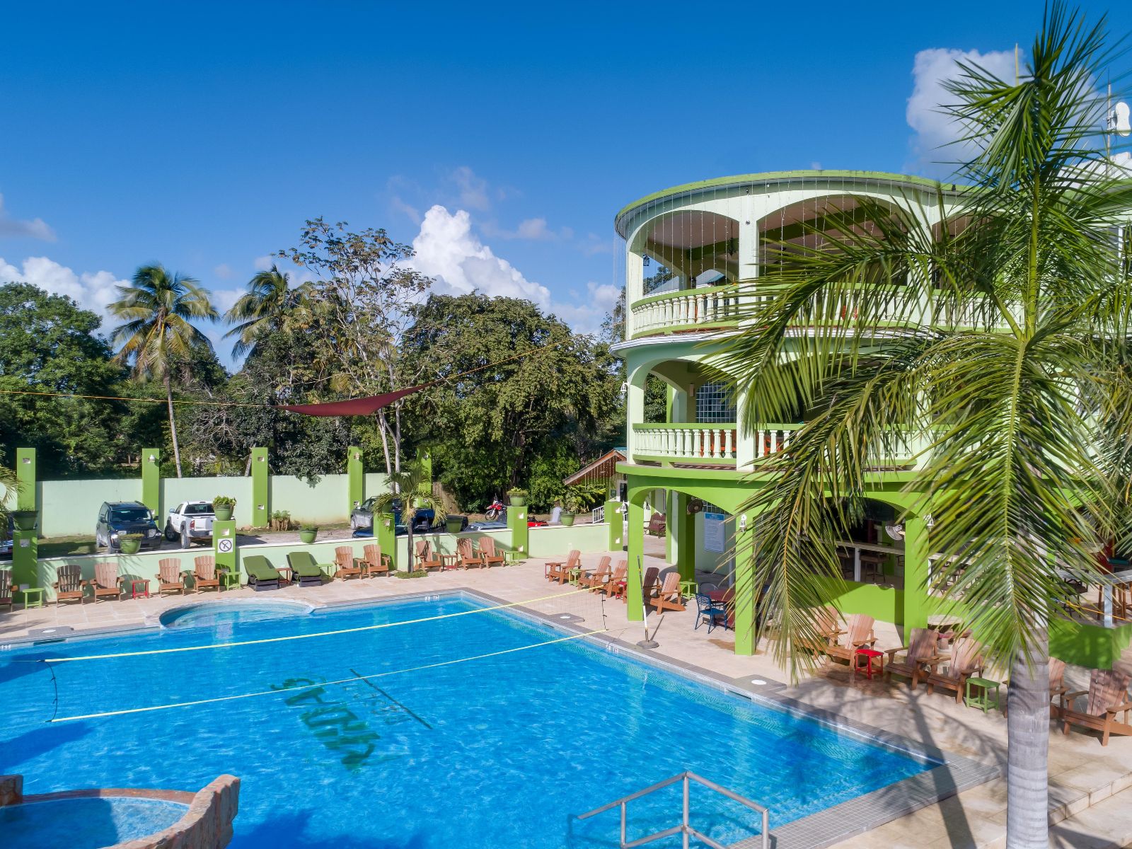 Rondreis Belize, San Ignacio, Hotel Midas, hotel en zwembad