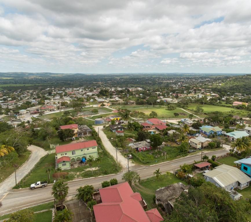Rondreis Belize, San Ignacio, Hotel Midas, hotel locatie bovenaanzicht