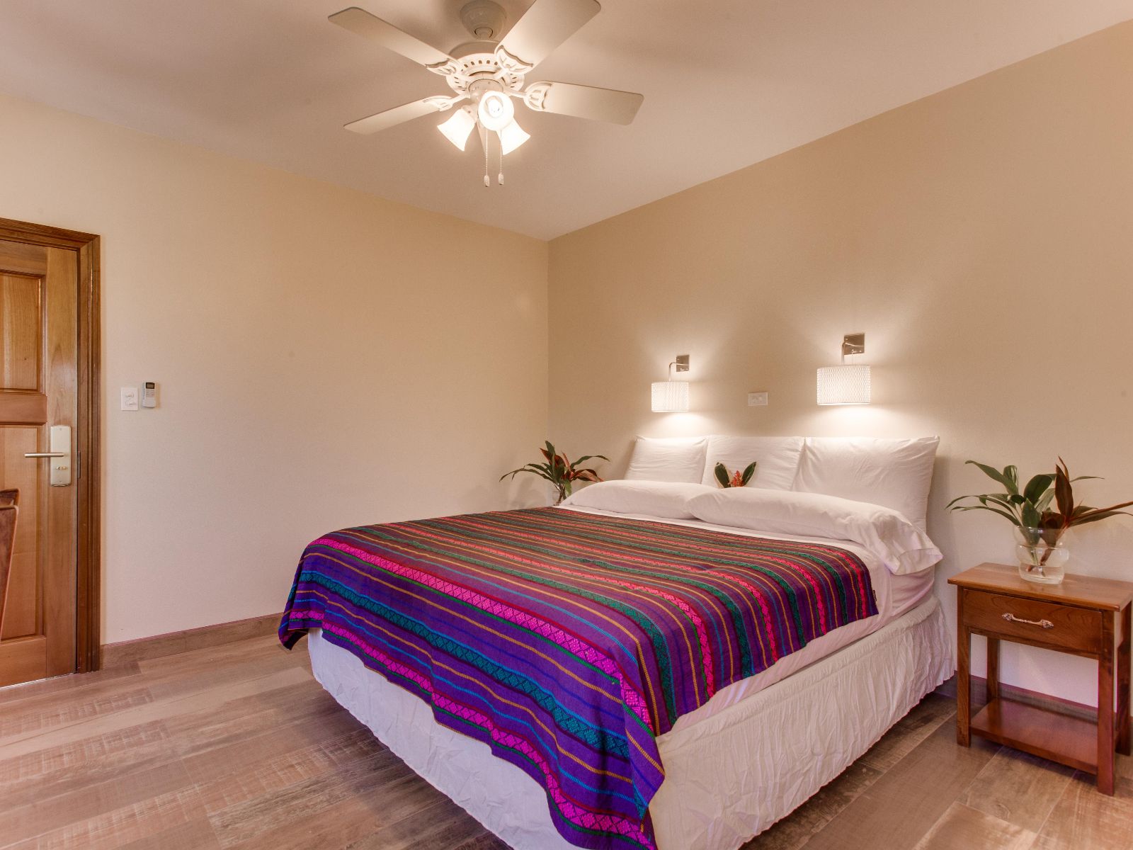 Rondreis Belize, San Ignacio, Hotel Midas, hotelkamer double bed