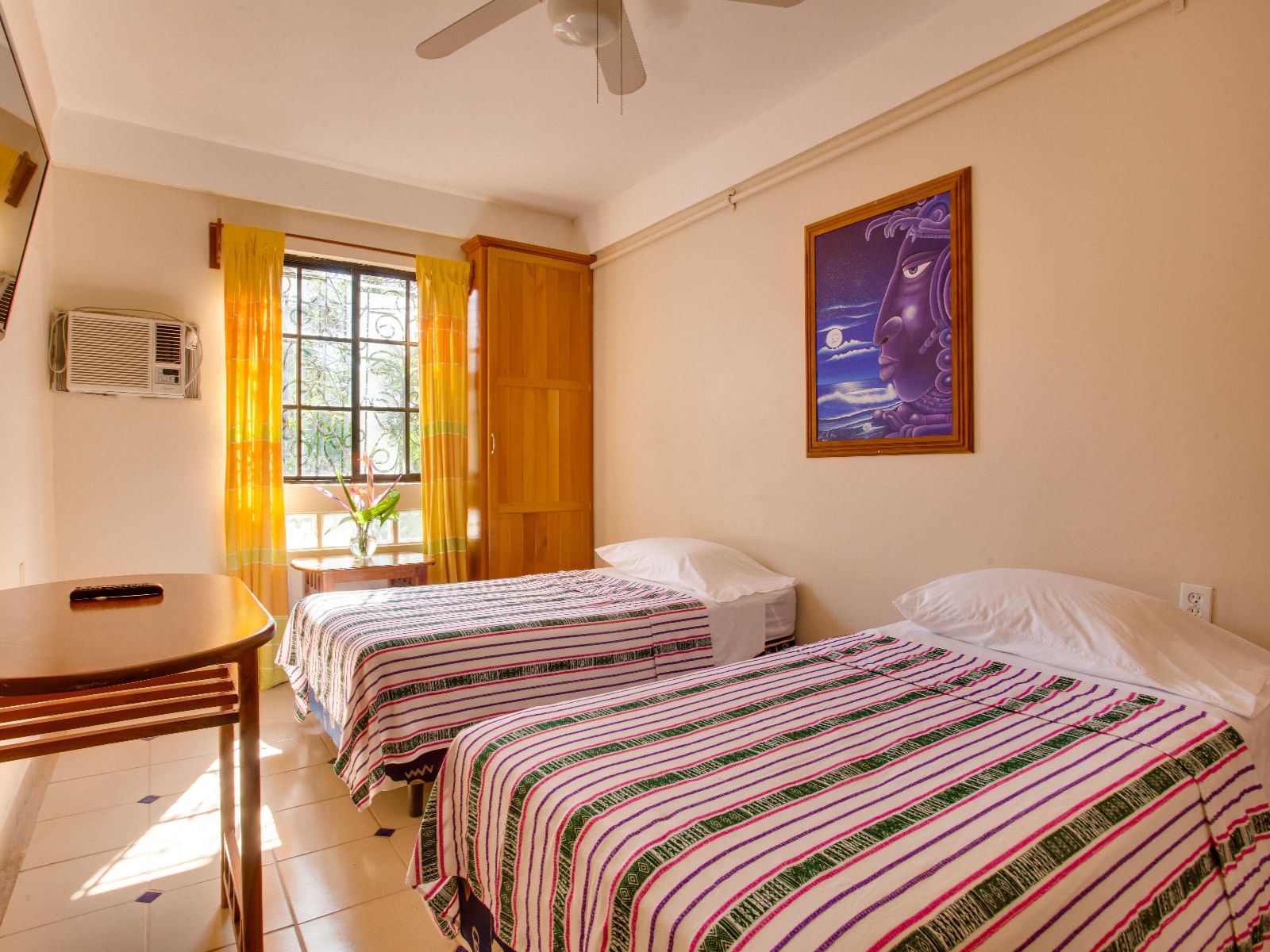 Rondreis Belize, San Ignacio, Hotel Midas, hotelkamer twin bed