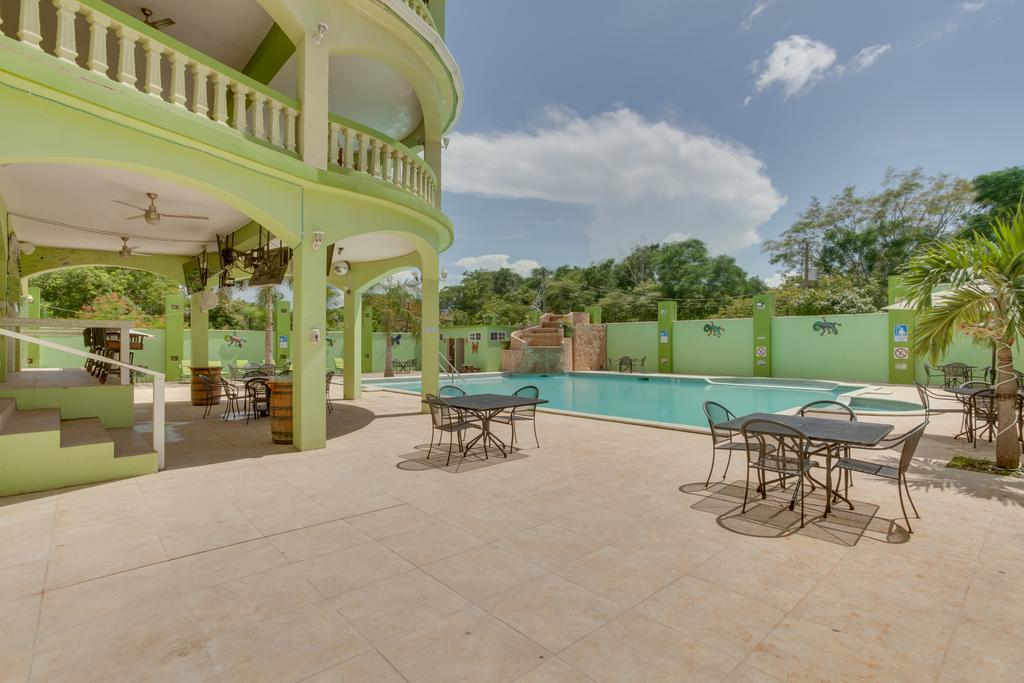 Rondreis Belize, San Ignacio, Hotel Midas, zwembad terras