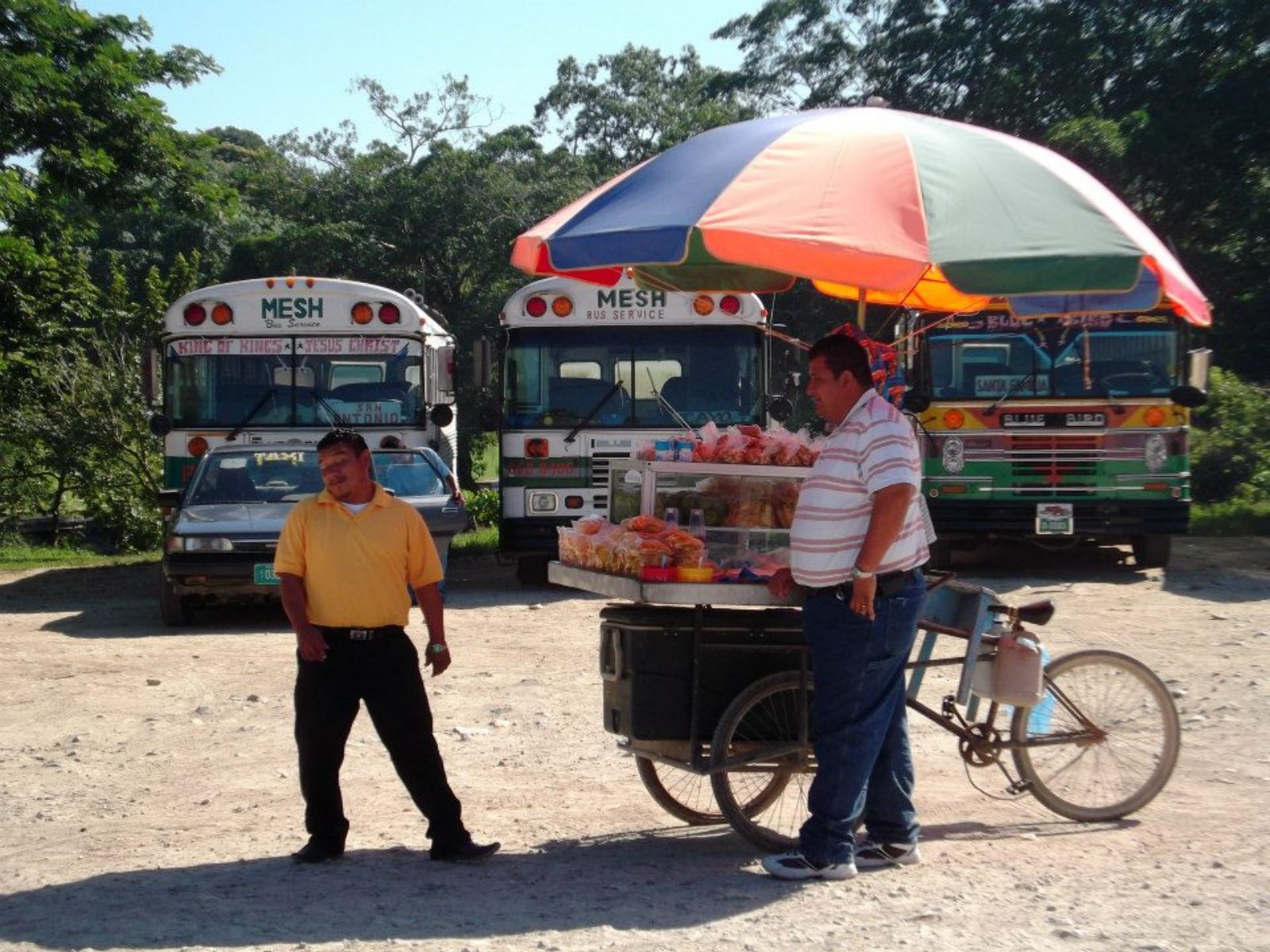 Rondreis Belize, San Ignacio, mannen bij kraampje buiten