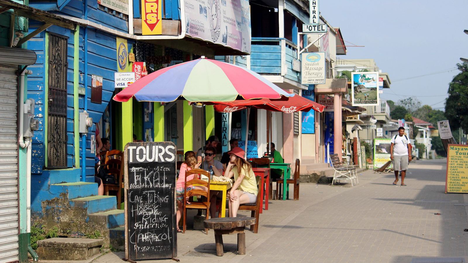 Rondreis Belize, San Ignacio, straatbeeld met kleurrijke huizen