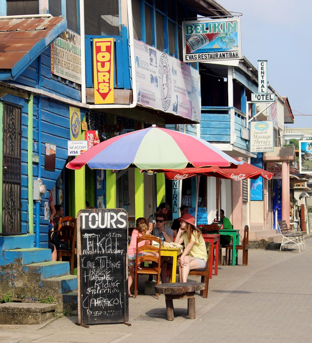 Rondreis Belize, San Ignacio, straatbeeld met kleurrijke huizen