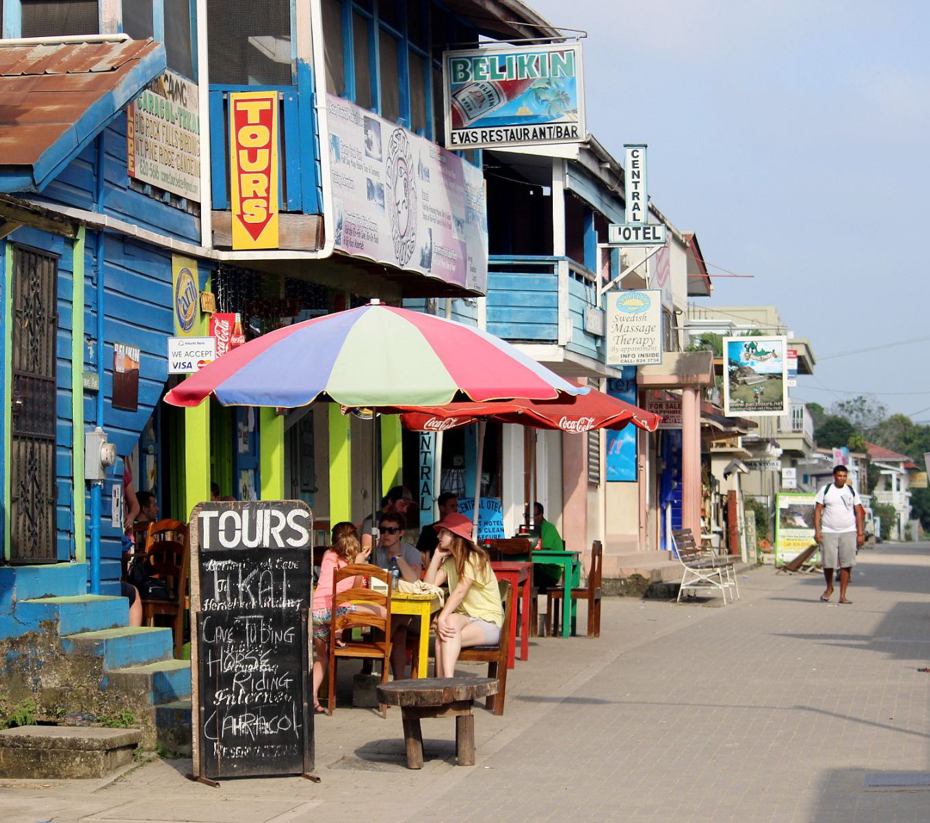 Rondreis Belize, San Ignacio, straatbeeld met kleurrijke huizen
