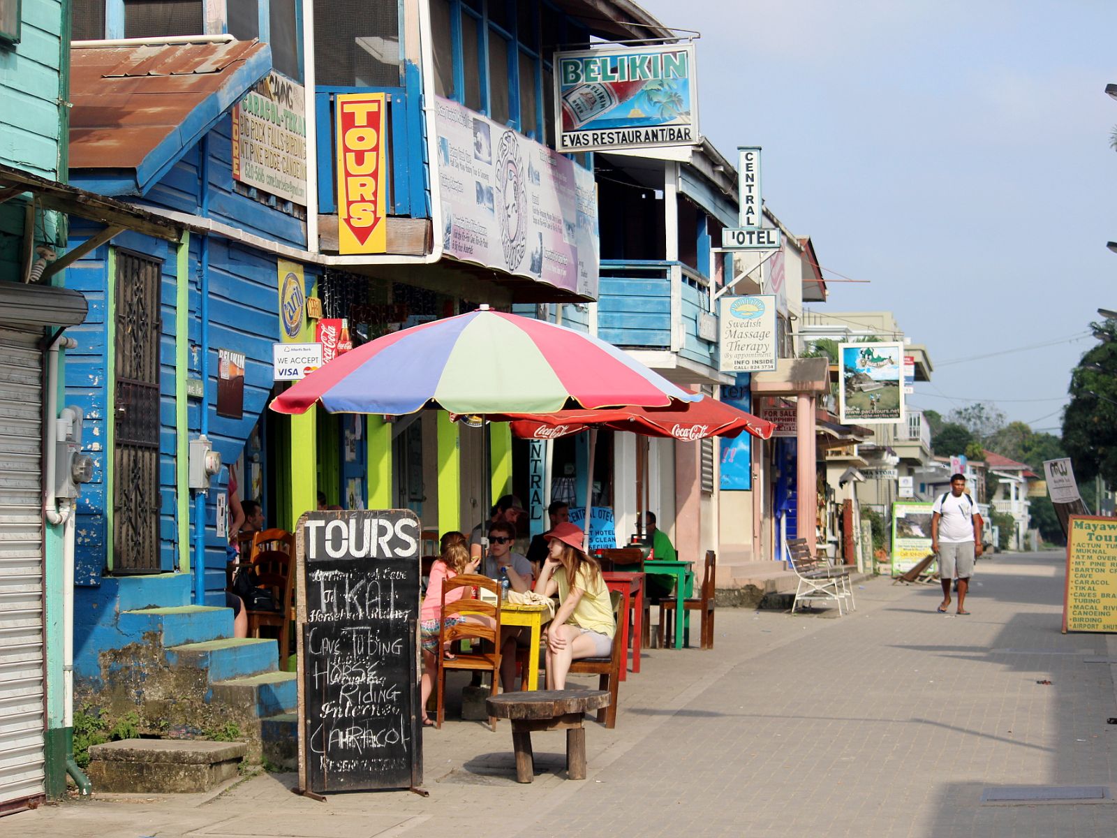 Rondreis Belize, San Ignacio, straatbeeld met kleurrijke huizen