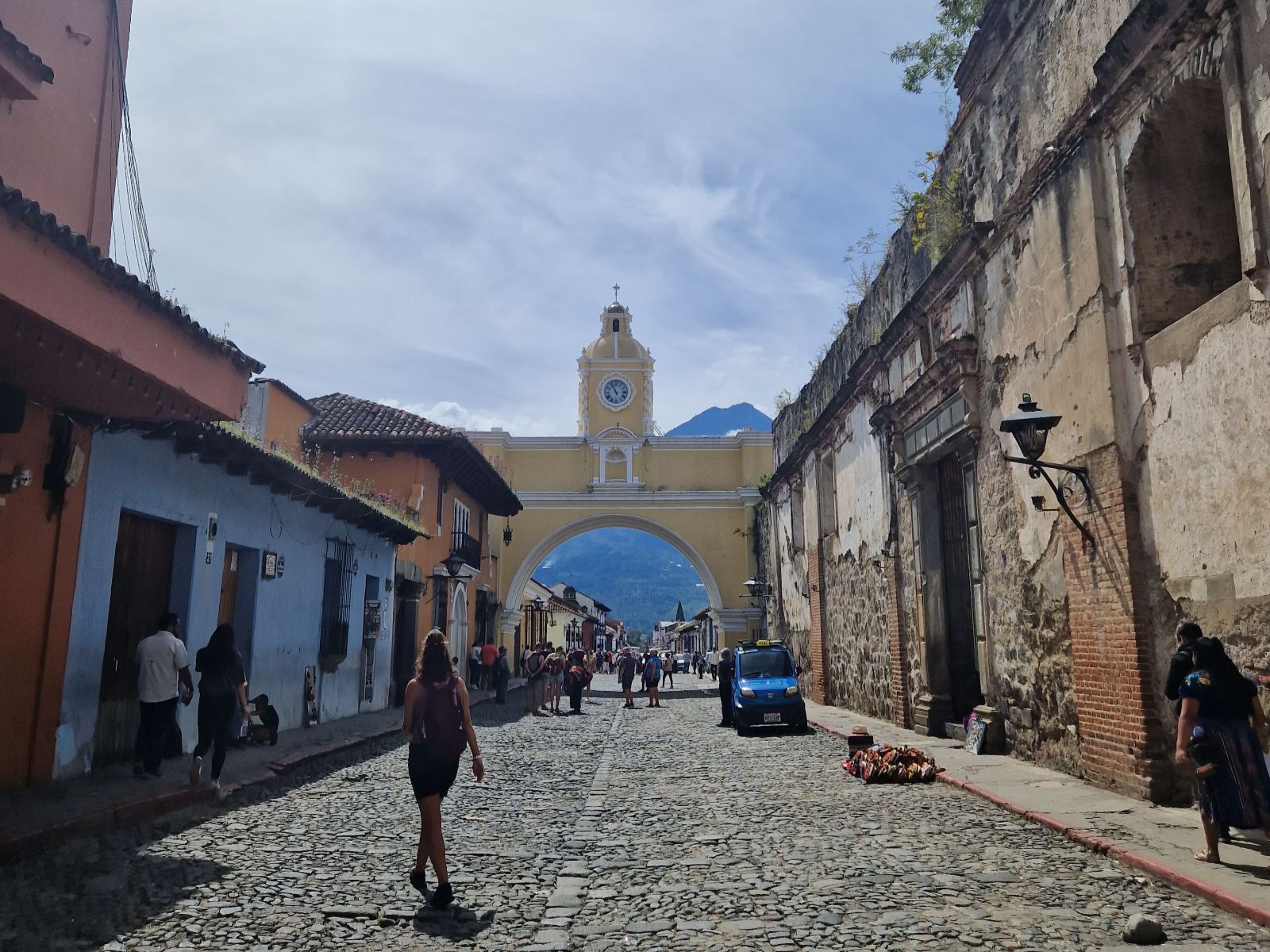 Rondreis Guatemala, Antigua, Arco de Santa Catalina, vrouw lopend