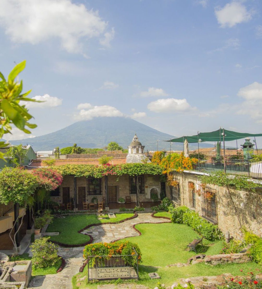 Rondreis Guatemala, Antigua, Posada de don Rodrigo Hotel, berg en binnenplaats
