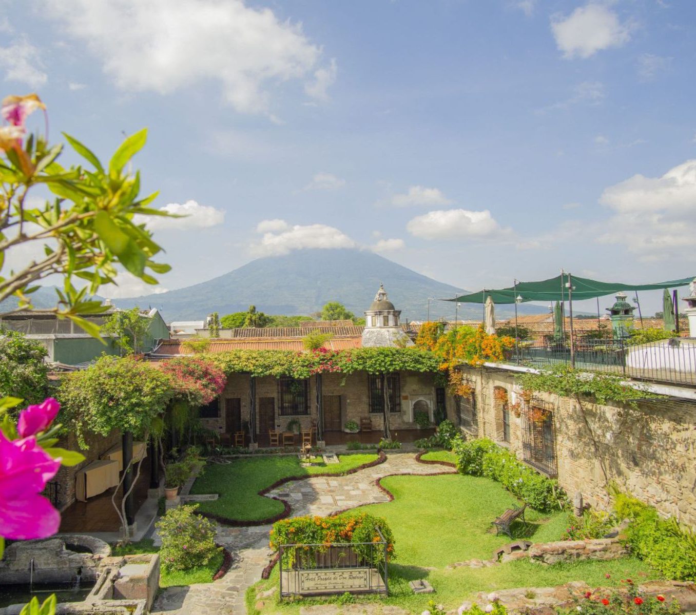 Rondreis Guatemala, Antigua, Posada de don Rodrigo Hotel, berg en binnenplaats