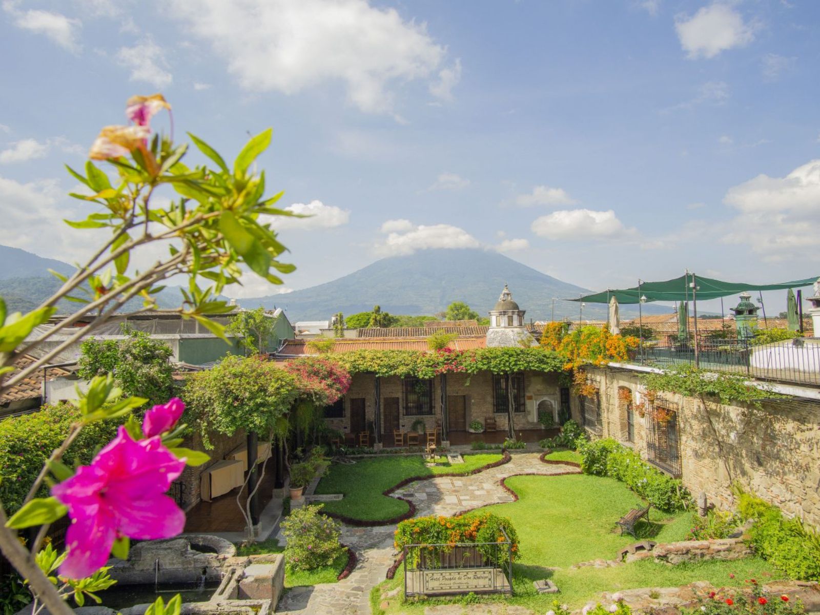 Rondreis Guatemala, Antigua, Posada de don Rodrigo Hotel, berg en binnenplaats