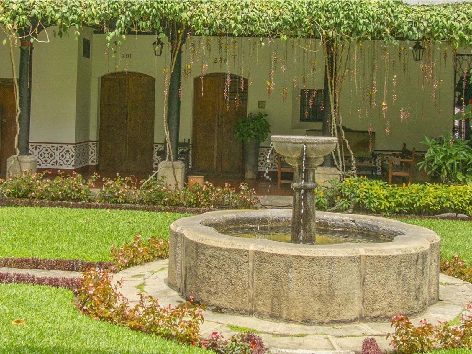 Rondreis Guatemala, Antigua, Posada de don Rodrigo Hotel, binnenplaats met fontijn