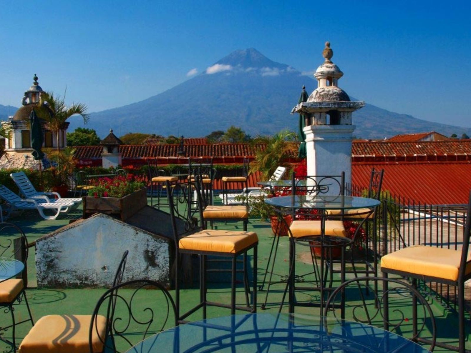 Rondreis Guatemala, Antigua, Posada de don Rodrigo Hotel, terras met uitzicht berg