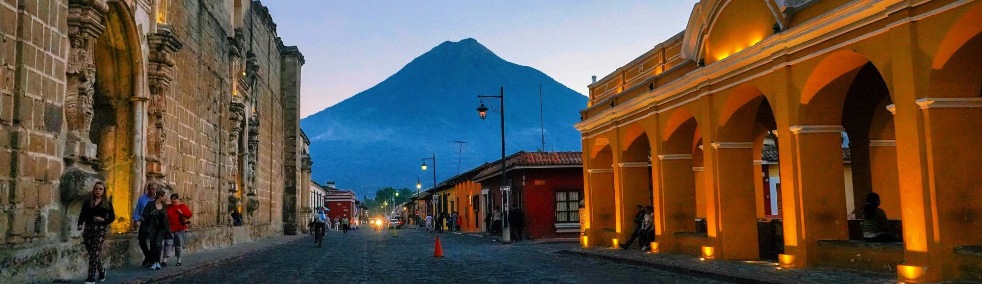 Rondreis-Guatemala-Antigua-avond-met-vulkaan-op-achtergrond