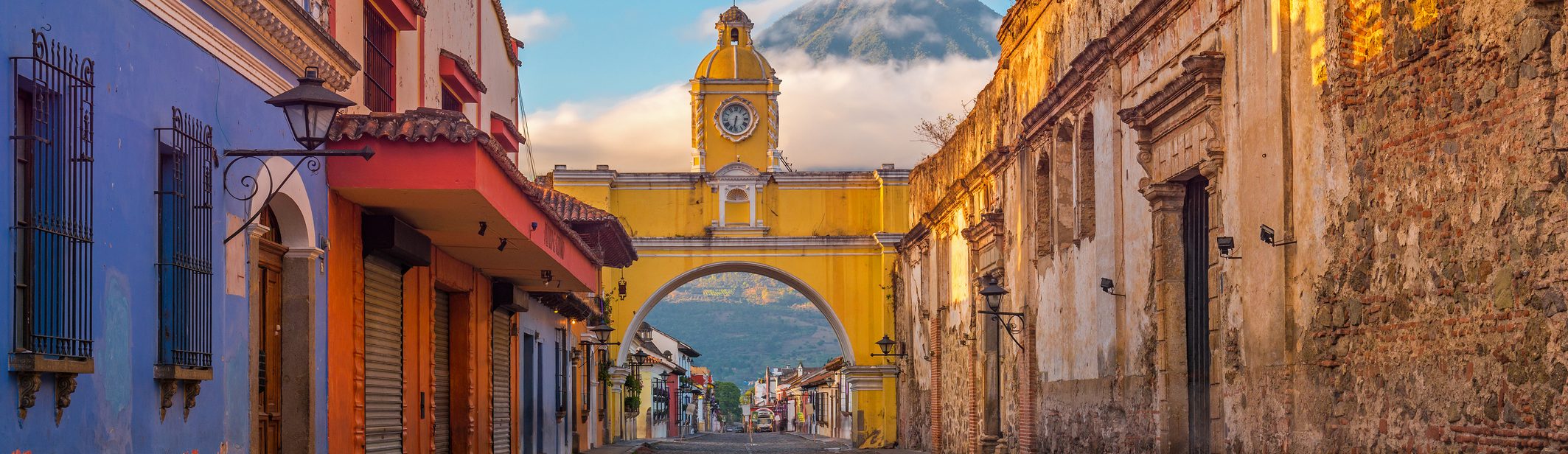Rondreis-Guatemala-Antigua-kleurige-huizen-met-vulkaan-op-achtergrond