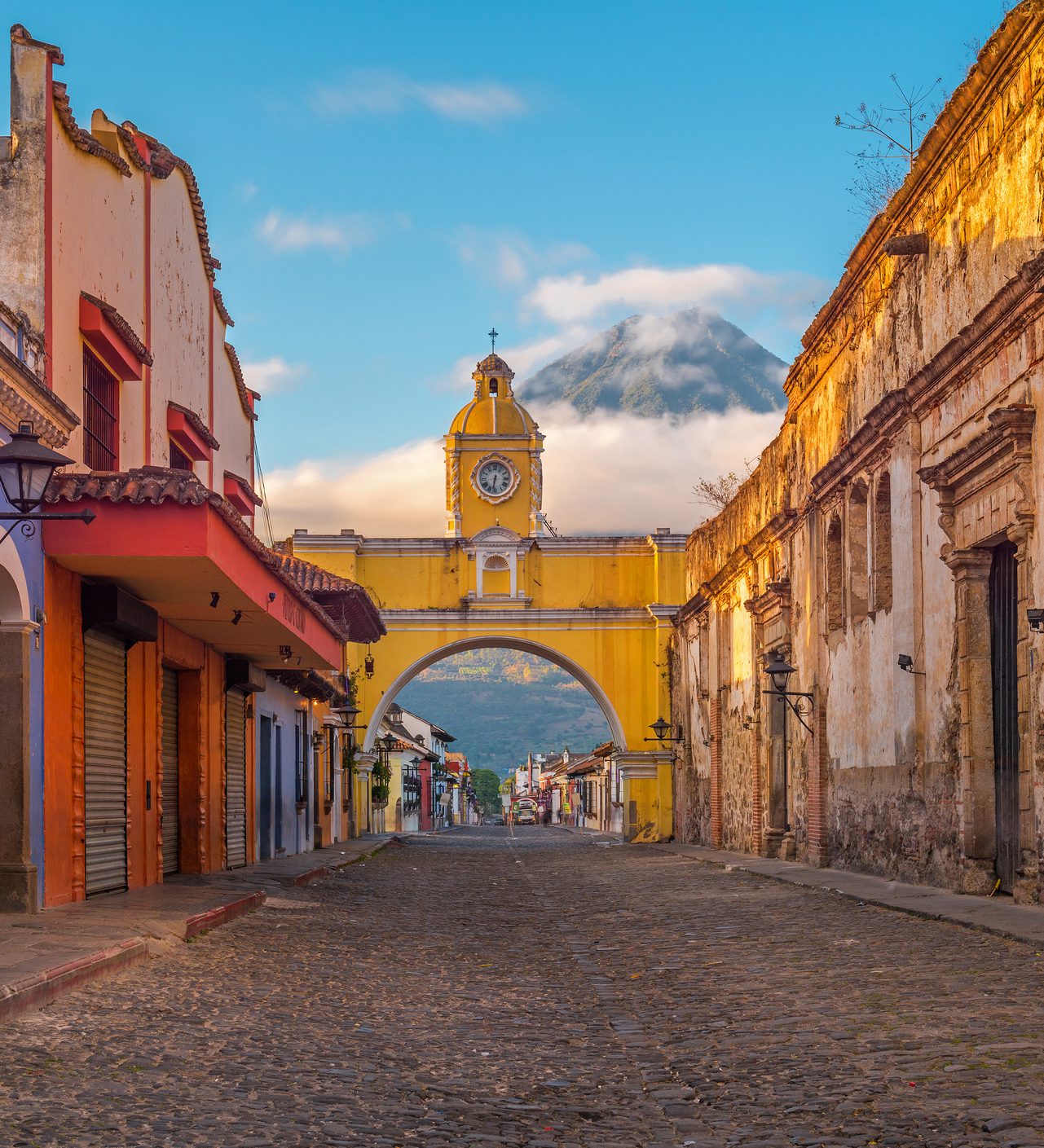 Rondreis-Guatemala-Antigua-kleurige-huizen-met-vulkaan-op-achtergrond