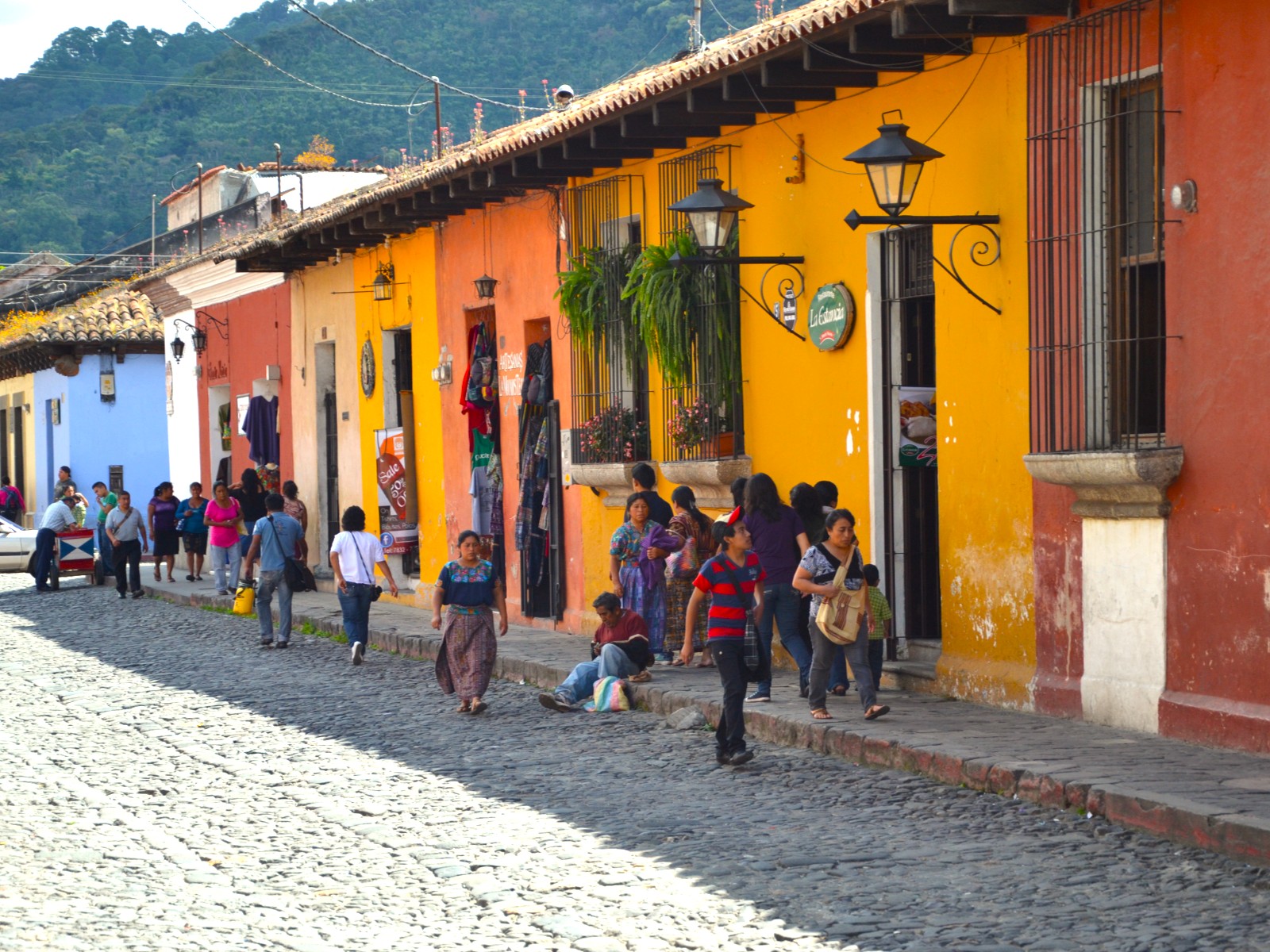 Rondreis Guatemala, Antigua, kleurrijke straat met mensen