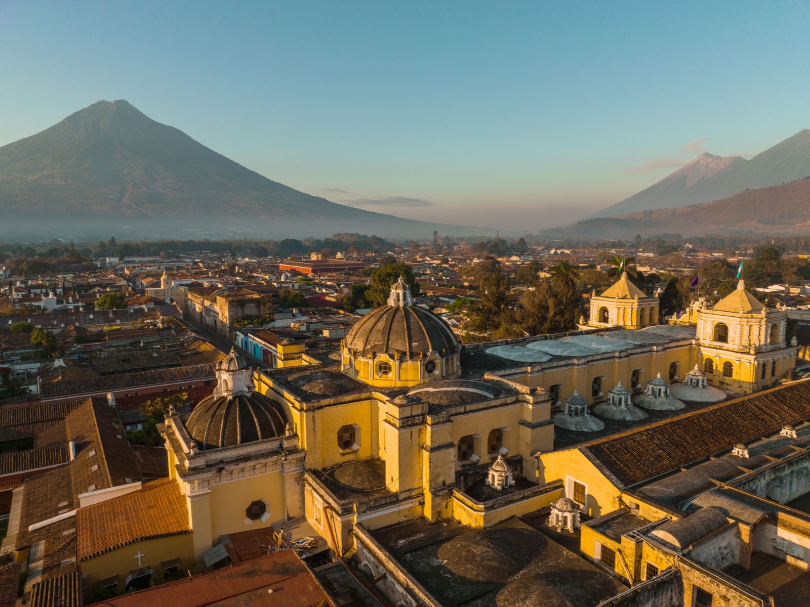Rondreis Guatemala, Antigua, stad met vulkanen bij zonsopkomst
