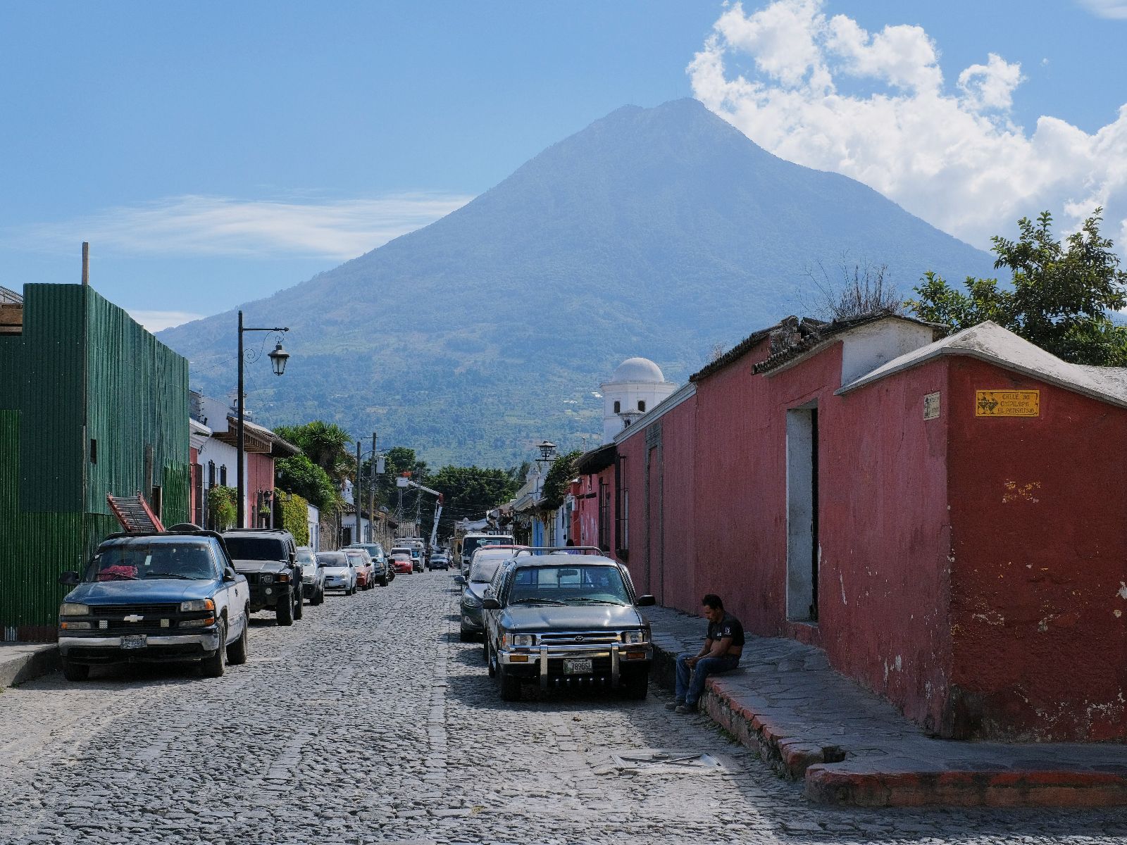 Rondreis Guatemala, Antigua, straat met vulkaan op achtergrond