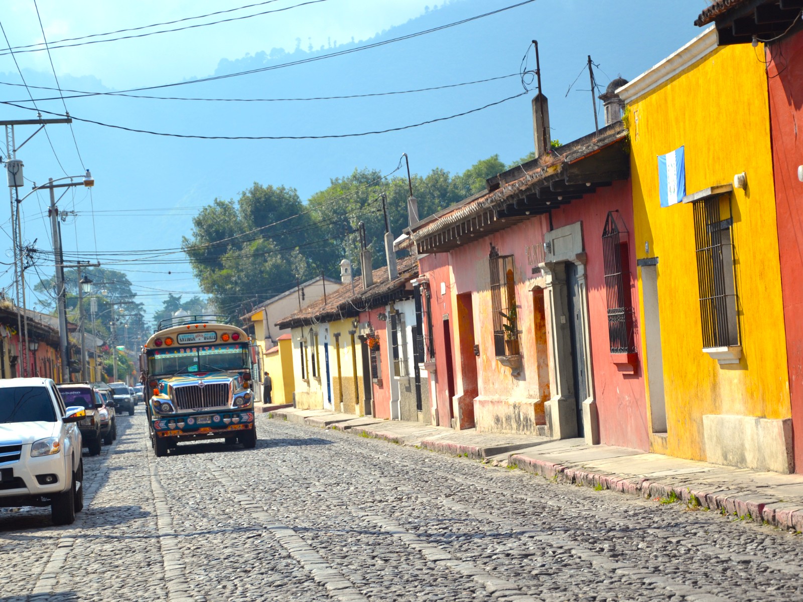 Rondreis Guatemala, Antigua, straatbeeld met bus