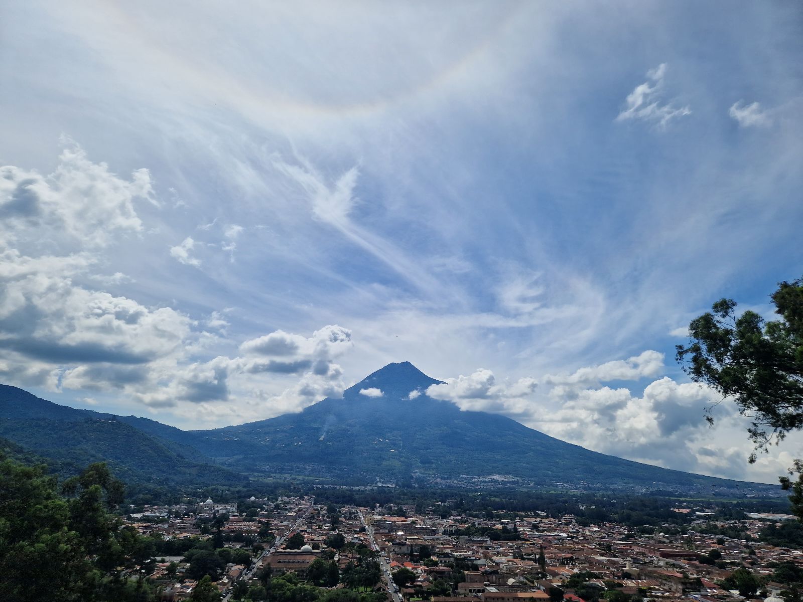 Rondreis Guatemala, Antigua, uitzicht op vulkaan met blauwe lucht
