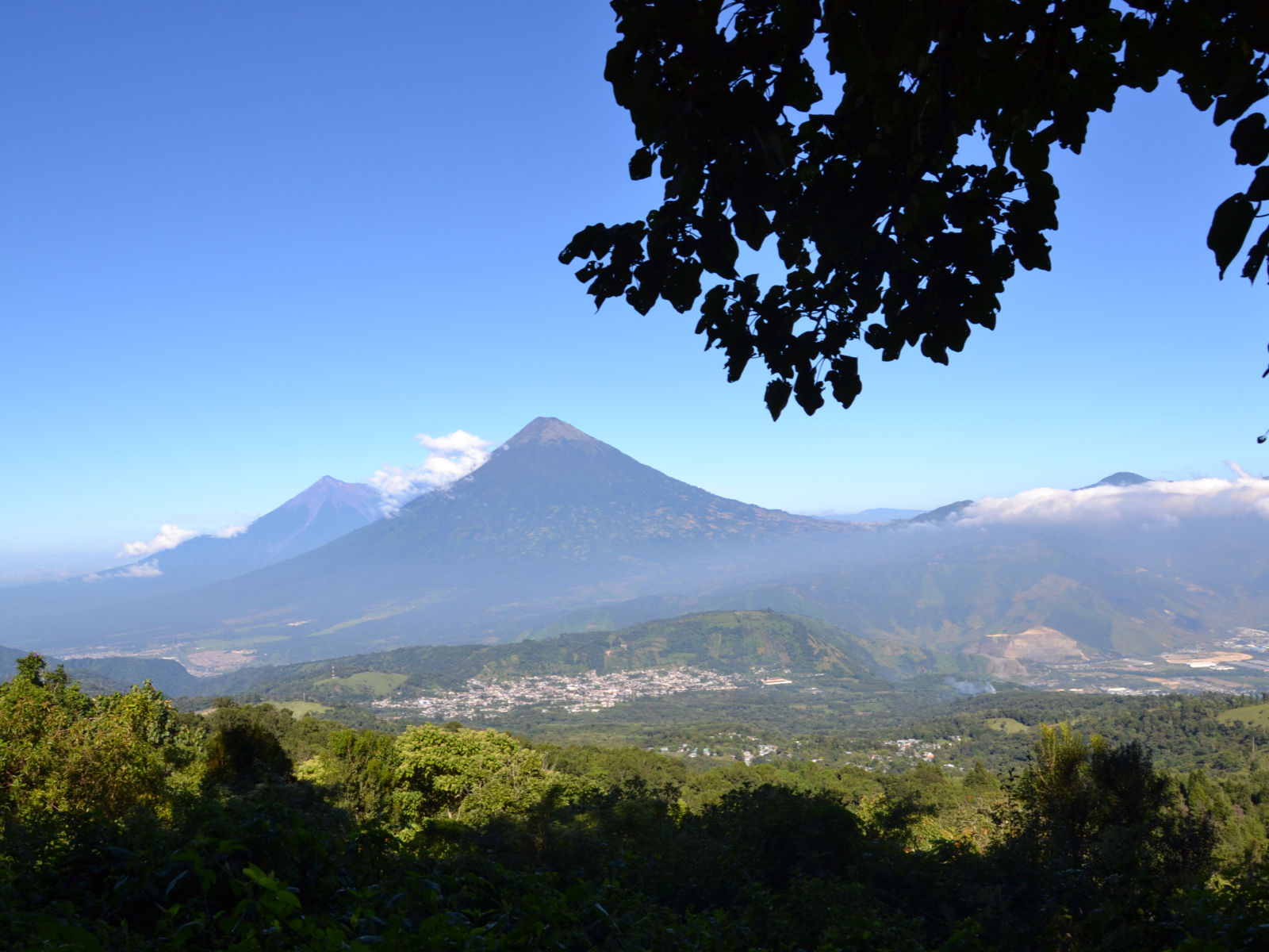 Rondreis Guatemala, Antigua, uitzicht op vulkaan