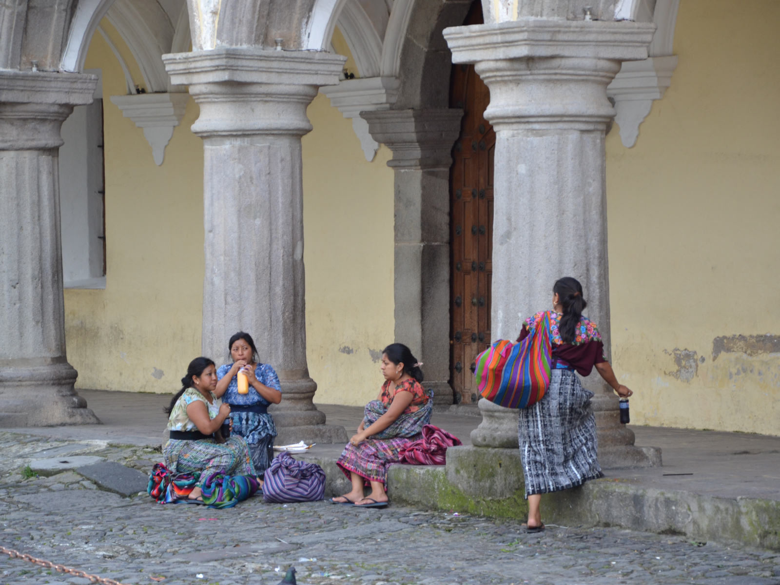 Rondreis Guatemala, Antigua, vrouwen op straat