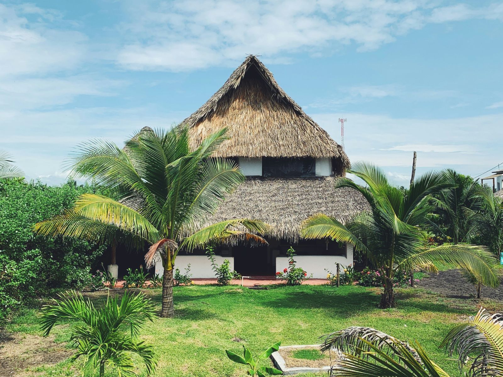 Rondreis Guatemala, El Paredon, huisje met groene achtergrond