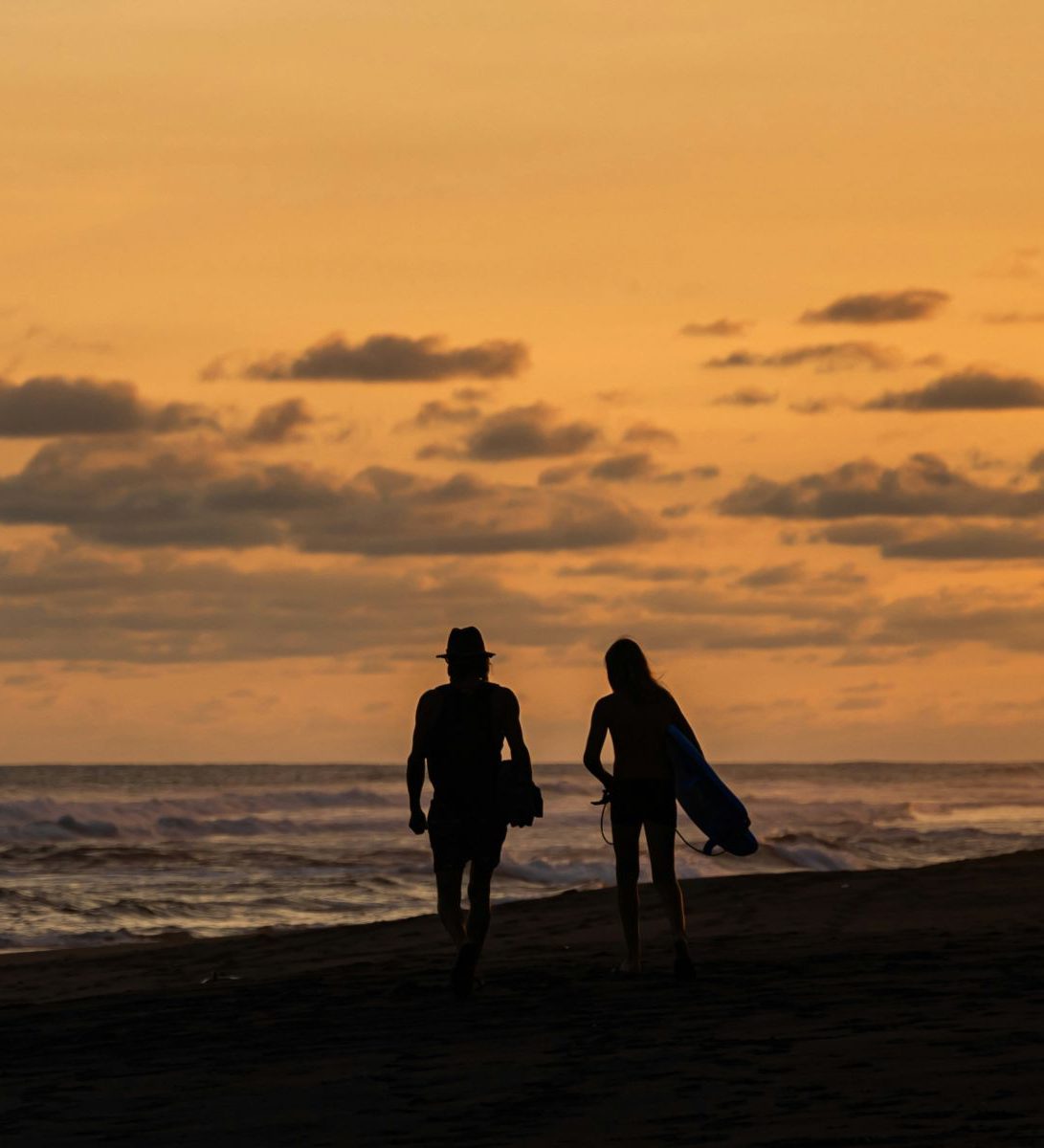 Rondreis Guatemala, El Paredon, mensen op strand met zonsondergang