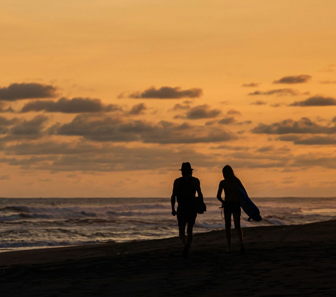 Rondreis Guatemala, El Paredon, mensen op strand met zonsondergang