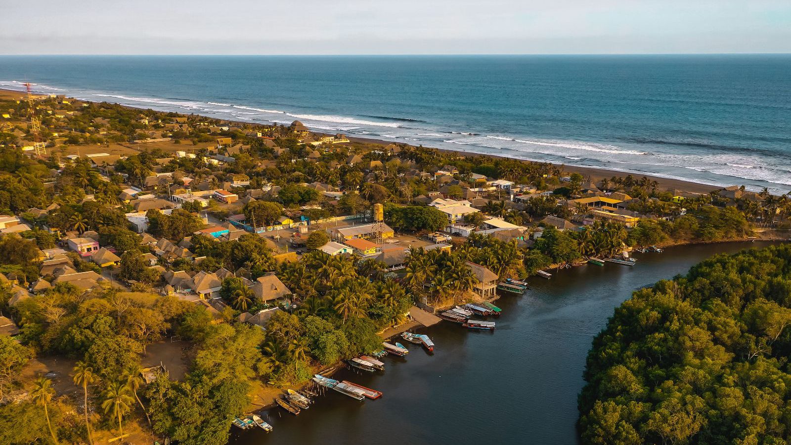 Rondreis Guatemala, El Paredon, strand en jungle