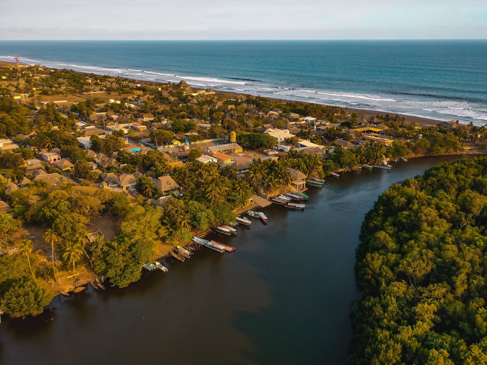 Rondreis Guatemala, El Paredon, strand en jungle