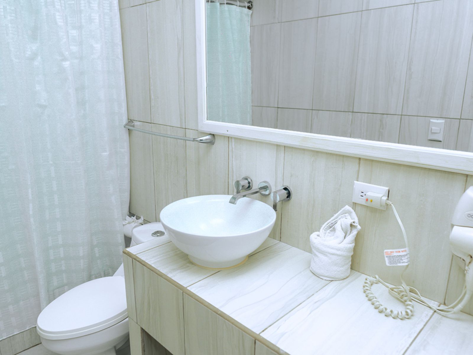 Rondreis Guatemala, Flores, Casona de la Isla, badkamer met toilet en wasbak