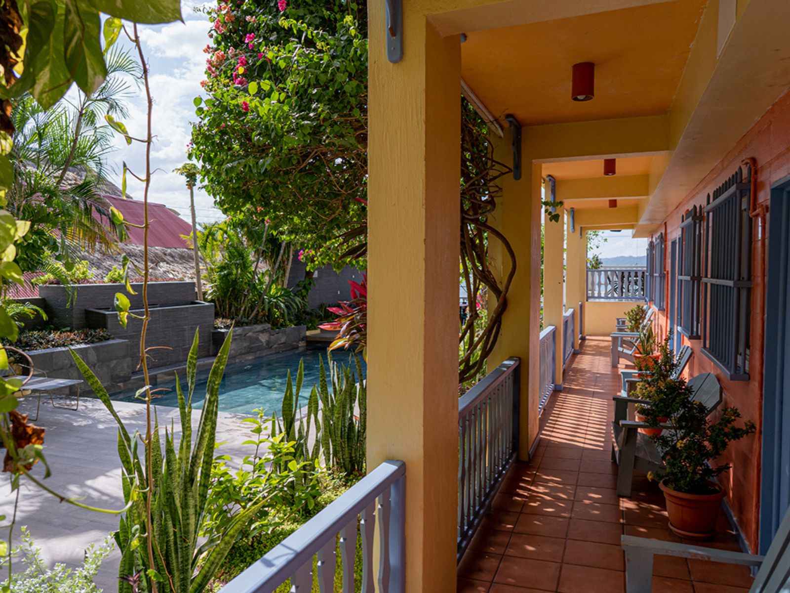 Rondreis Guatemala, Flores, Casona de la Isla, begane grond patio met uitzicht op zwembad