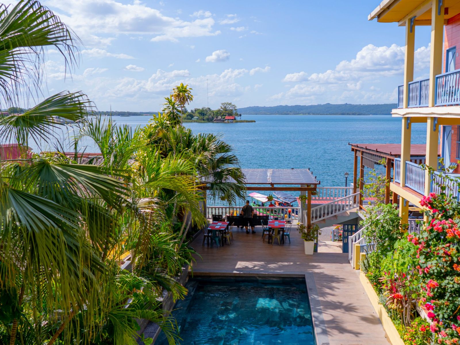 Rondreis Guatemala, Flores, Casona de la Isla, bovenaanzicht zwembad en accommodatie