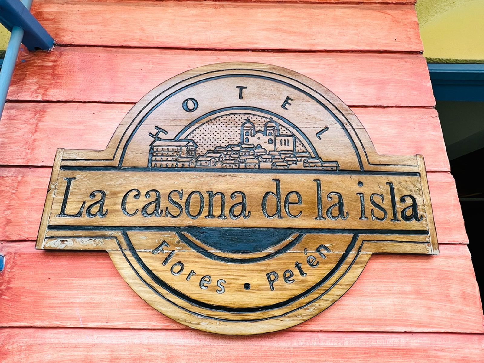 Rondreis Guatemala, Flores, Casona de la Isla, logo van het hotel