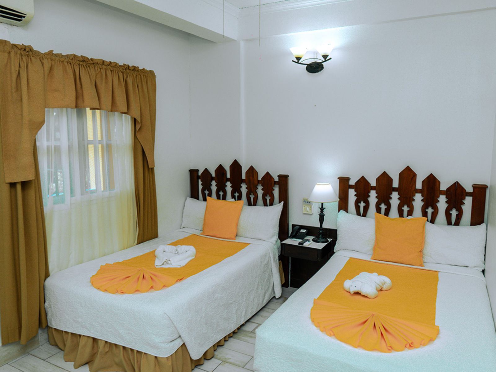Rondreis Guatemala, Flores, Casona de la Isla, twinroom 1-persoonsbedden