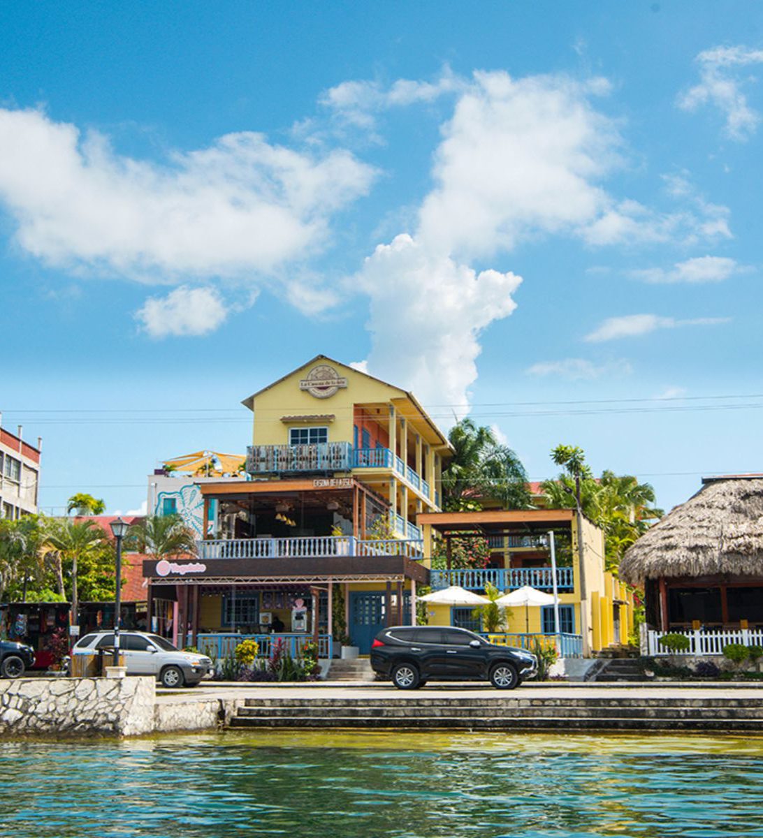 Rondreis Guatemala, Flores, Casona de la Isla, vooraanzicht accommodatie