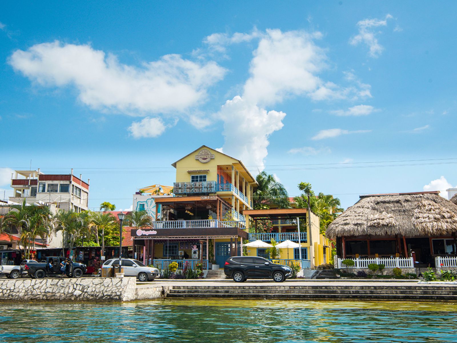 Rondreis Guatemala, Flores, Casona de la Isla, vooraanzicht accommodatie