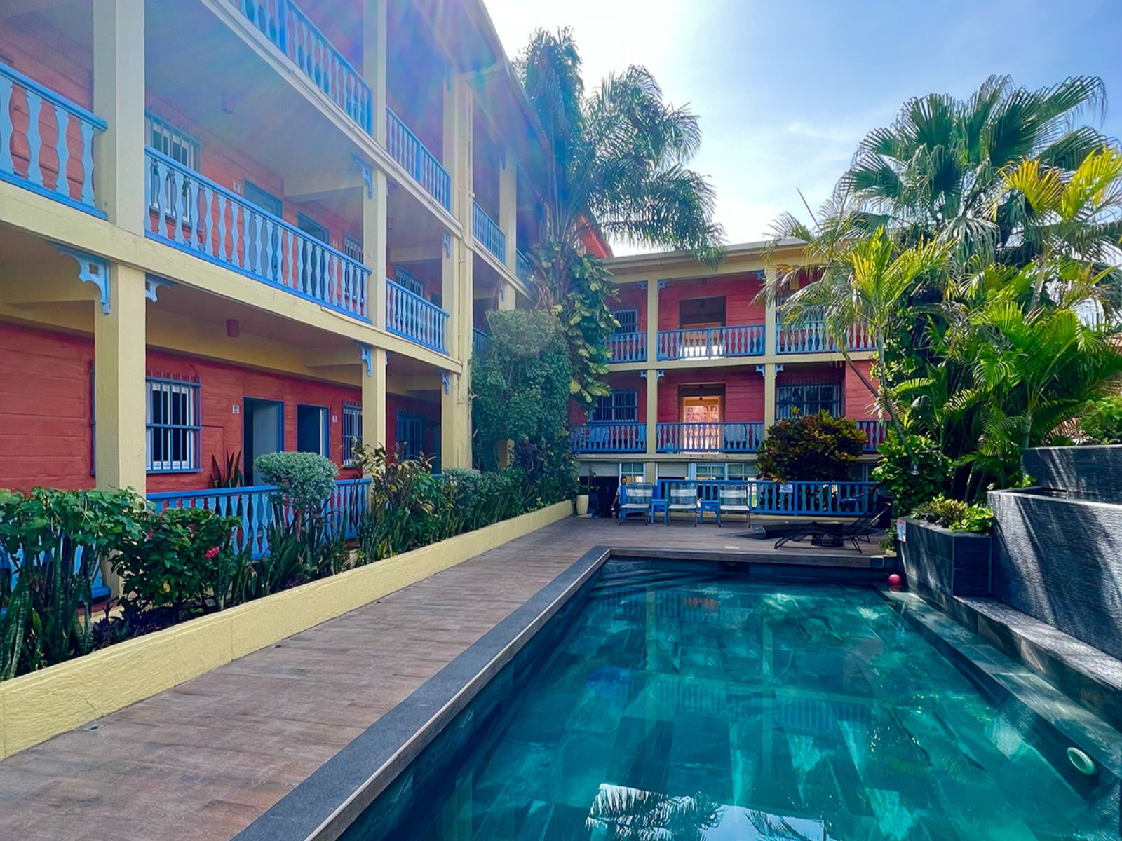 Rondreis Guatemala, Flores, Casona de la Isla, vooraanzicht zwembad overdag