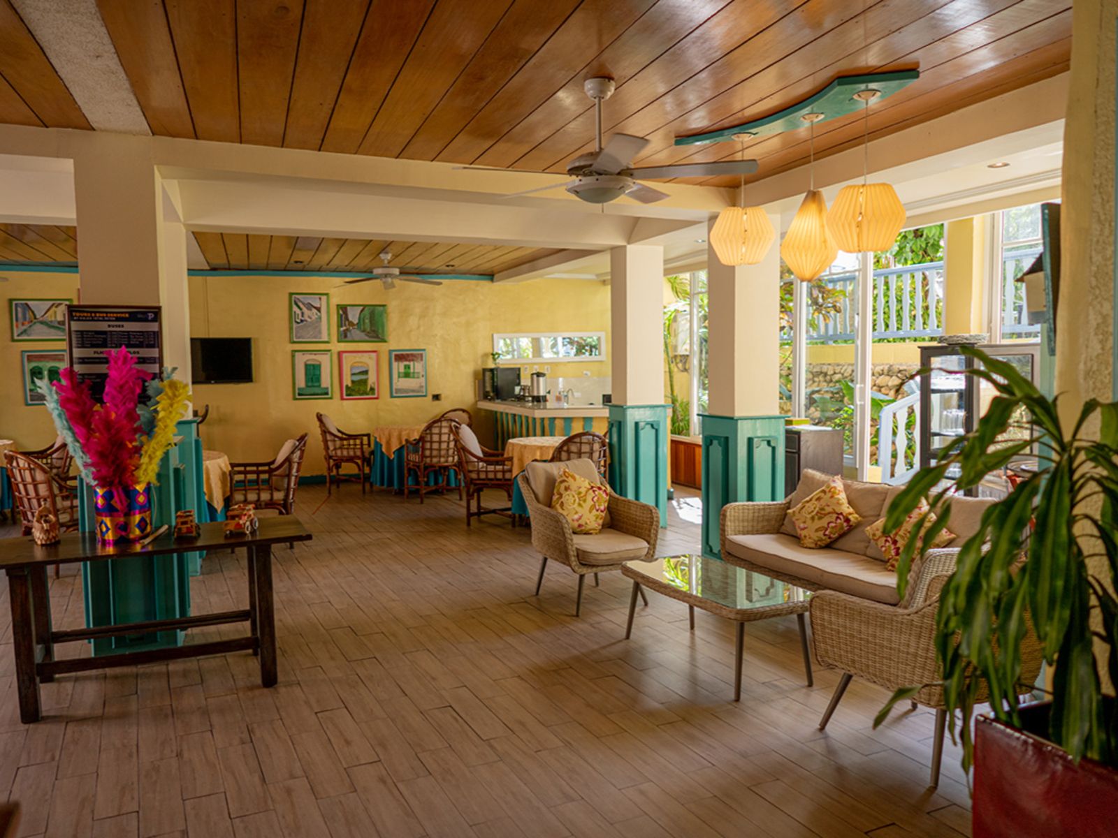 Rondreis Guatemala, Flores, Casona de la Isla, zithoek eetzaal