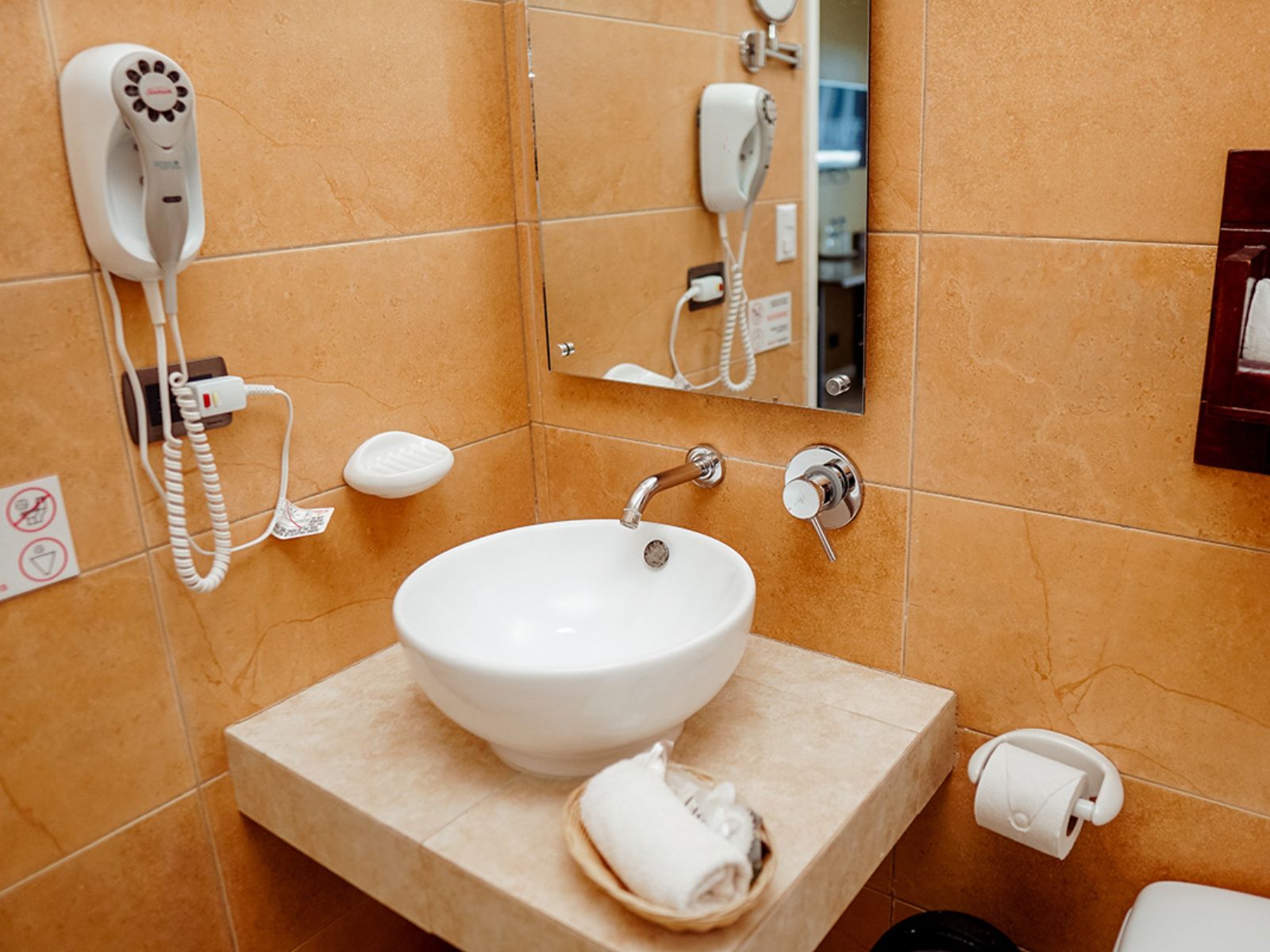 Rondreis Guatemala, Flores, Casona del Lago, badkamer met wasbak en toilet