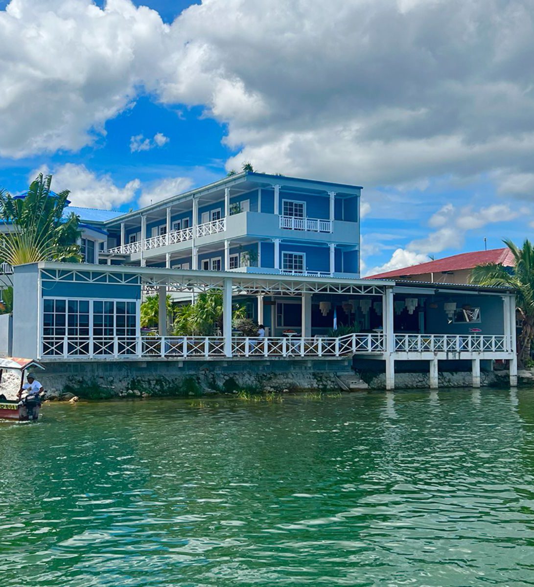 Rondreis Guatemala, Flores, Casona del Lago, hotel vooraanzicht