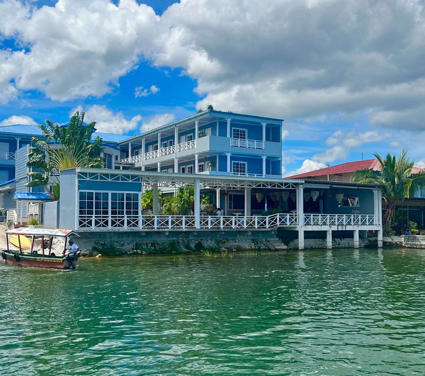 Rondreis Guatemala, Flores, Casona del Lago, hotel vooraanzicht