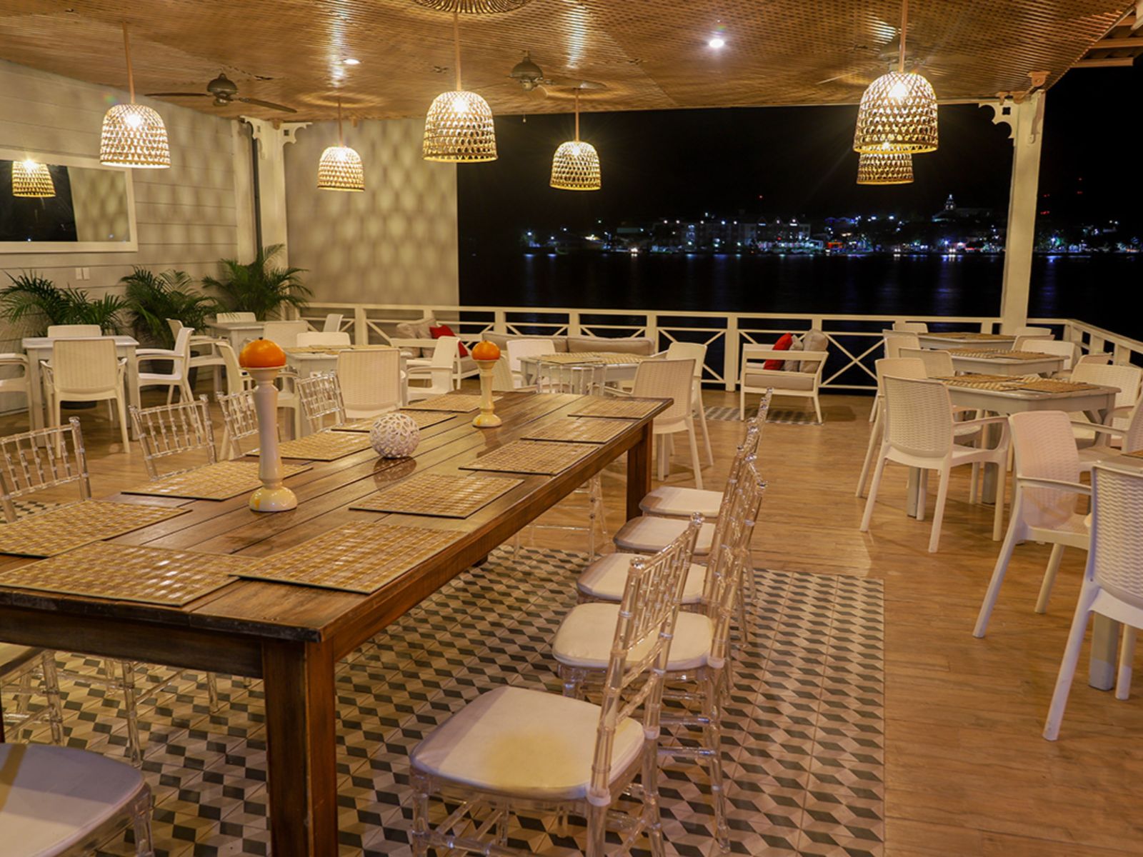 Rondreis Guatemala, Flores, Casona del Lago, restaurant terras buiten