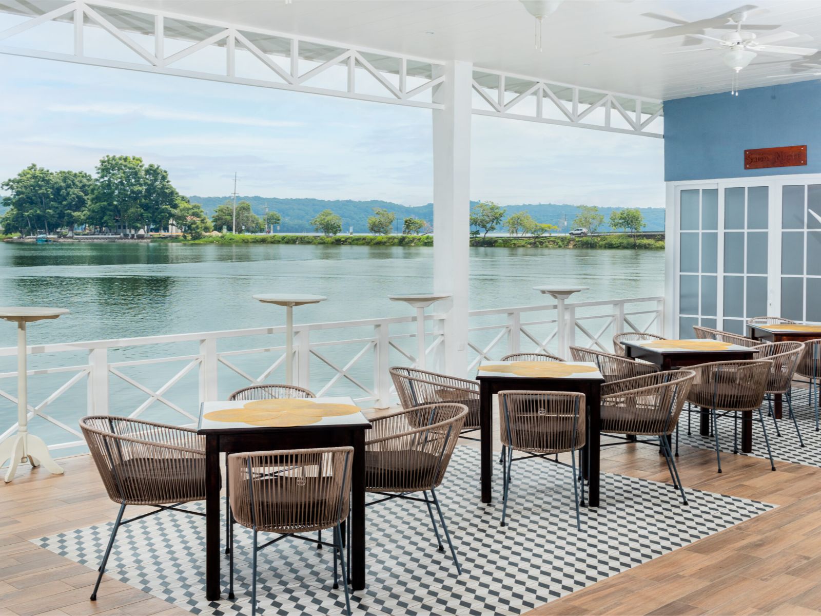 Rondreis Guatemala, Flores, Casona del Lago, terras met uitzicht op het water