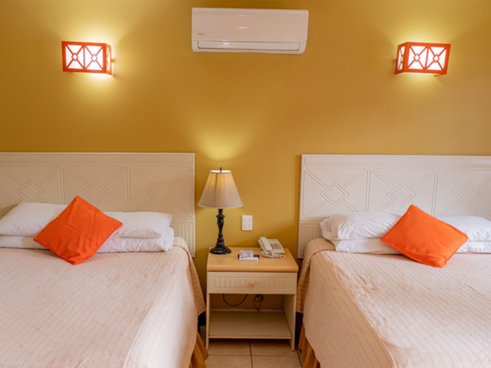 Rondreis Guatemala, Flores, Casona del Lago, twin bedroom